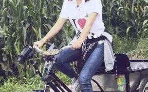 同学聚会穿白色t恤搭配什么颜色帽子 白色t恤搭配什么都普通